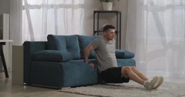 Sağlıklı ve sportif yaşam tarzı. İnsan evde antrenman yapıyor. Sabahları vücut geliştirme egzersizleri yapıyor.