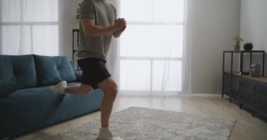 Spor adamı eğitim sırasında dairede çömeliyor, hafta sonu evde egzersiz yapıyor, sağlıklı bir yaşam sürüyor ve formunu koruyor.