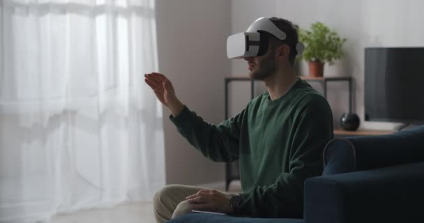 Hombre adulto con pantalla montada en la cabeza está viendo la pantalla virtual y deslizando a mano, tecnología vr — Vídeo de stock