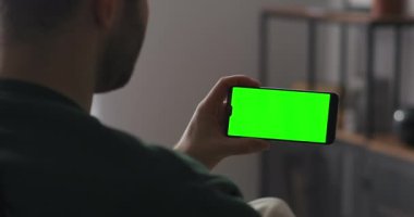 Akıllı telefonla görüntülü sohbet yoluyla iletişim kuran adam konuşuyor ve hareketli tutuyor, kroma anahtar teknolojisi.