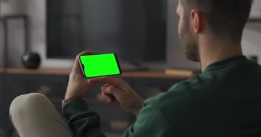 Erişkin erkek kullanıcı, uygulamalar veya web sitesi kullanılarak, internet üzerinden krom anahtarlı, ekran kaydırma videoları izliyor