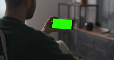 İnternet ya da kablosuz internet kullanarak akıllı telefondan internet üzerinden iletişim kurmak için yeşil ekranlı bir adam
