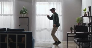 Kafasında vr ile komik genç adam dans ediyor ve şarkı söylüyor, eğlence ve eğlence için modern teknoloji.