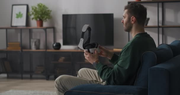 Homem está vestindo óculos VR na primeira vez, mergulhando no mundo virtual e incrível, olhando ao redor, realidade aumentada — Vídeo de Stock