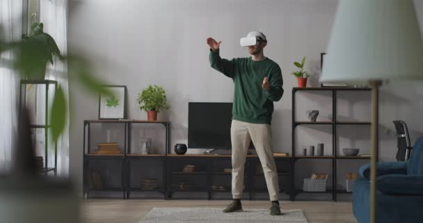 Moderna tecnologia della realtà virtuale per uso domestico, l'uomo indossa display hmd per la connessione a Internet e social networking — Video Stock