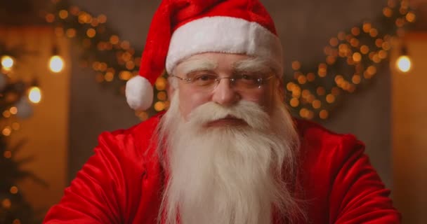 仁慈的圣诞老人在装饰精美的客厅里度假.圣诞老人的特写. — 图库视频影像