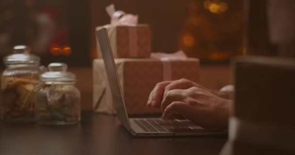 W Wigilię, Święty Mikołaj odpowiada na posłusznego e-maila childs. — Wideo stockowe