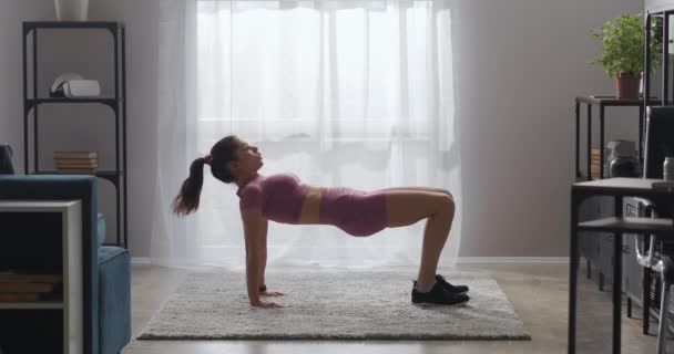 Femme sportive entraîne son corps à la maison, fitness dans la chambre pour une bonne condition physique et beau corps — Video