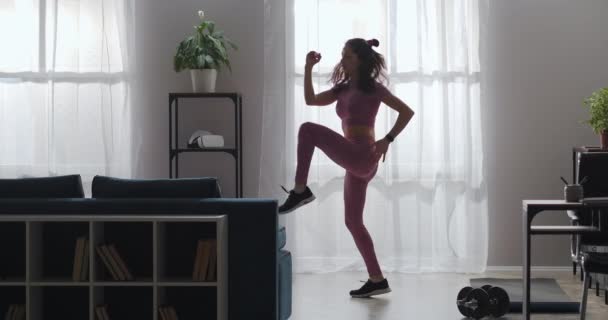 Saltos de ejercicio en el entrenamiento de fitness en casa, mujer delgada está haciendo gimnasia en la habitación, mantenerse en forma — Vídeo de stock