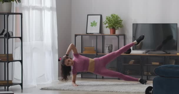 Gymnastikkaninchen macht Übungen für Beine, Fitness zu Hause, Körpertraining, Beinheben, Workout und Bodybuilding — Stockvideo