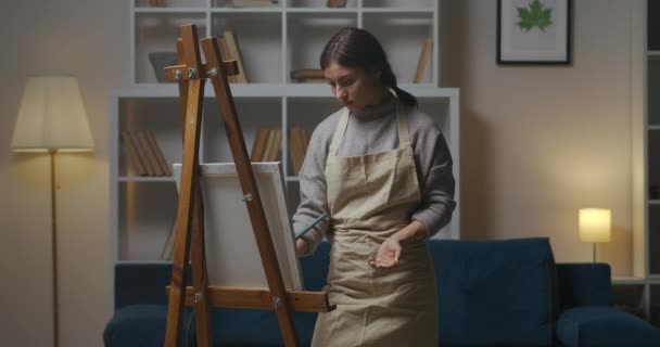 Σχέδιο γυναίκα στο διαμέρισμα το βράδυ, δημιουργικό χόμπι της γυναίκας καλλιτέχνη, εργάζονται στο σπίτι στούντιο, μεσαίο πορτρέτο στο σαλόνι — Αρχείο Βίντεο