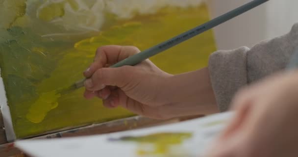 Nő rajz táj vászon műhelyben, festés ecsettel és festékek, közelkép kéz és vászon — Stock videók