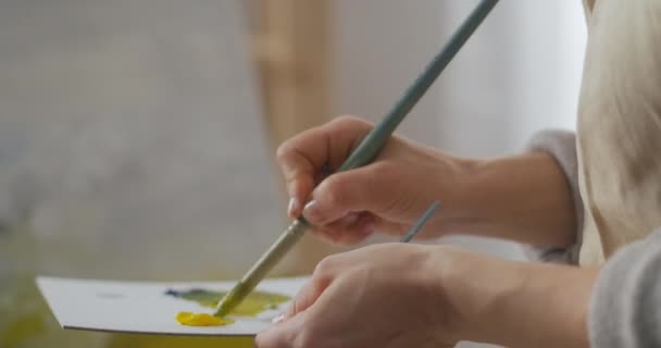 Landschap door olieverf op doek, vrouwelijke kunstenaar tekent in werkatelier, closeup view, hobby — Stockvideo