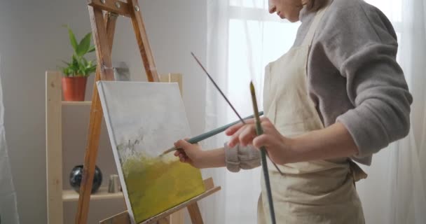Pasatiempo creativo y entretenimiento en fin de semana y auto-aislamiento, la mujer está pintando paisaje sobre lienzo en taller casero — Vídeos de Stock