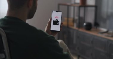 Adam internet üzerinden alışveriş yapıyor, internet üzerinden ödeme yapıyor, cep telefonuyla modern uygulamalara göre ürünler sipariş ediyor