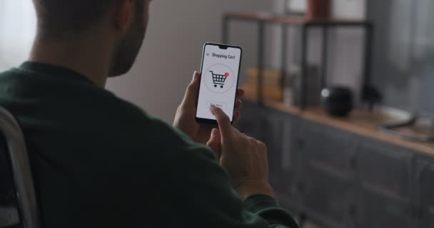 El comprador masculino está haciendo compras en línea, pagando mercancías en línea en la bolsa en el sitio de la tienda, billetera electrónica conectada, orden a distancia y pagando — Vídeos de Stock