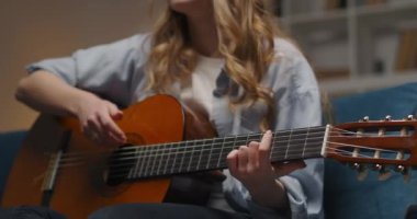 Yetenekli bir kadın duygusal ve tutkulu bir şekilde gitar çalıyor. Akşamları evde tek başına oturuyor. Detaylar çekiliyor.