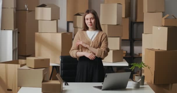 Exitosa empresaria en habitación de apartamento utilizando como almacén para cajas con mercancías para negocios — Vídeo de stock