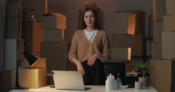 Γυναίκα επιχειρηματίας στέκεται στο σπίτι της αποθήκη με κουτιά από χαρτόνι τη νύχτα, επιτυχημένη και ανεξάρτητη επιχειρηματίας — Αρχείο Βίντεο