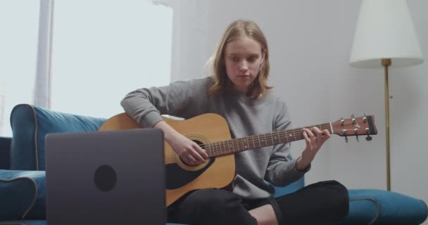 Meisje speelt gitaar in de kamer. — Stockvideo