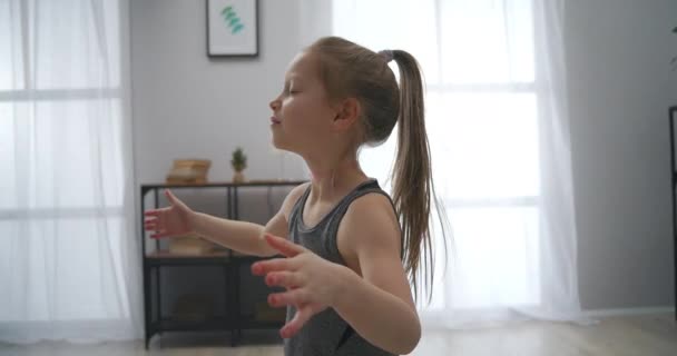 Felice bambina e sua madre stanno giocando cieco mans buff a casa dopo l'allenamento sportivo, divertimento e intrattenimento — Video Stock