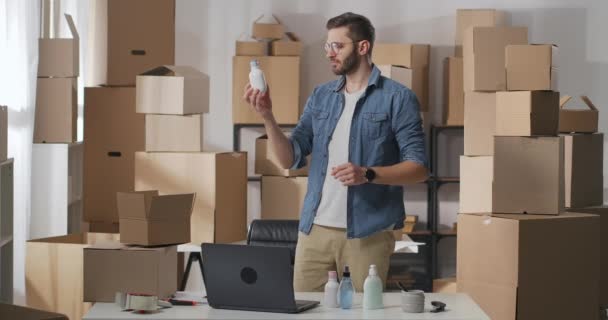 Small business two men work at a warehouse of household chemicals. — Stock Video