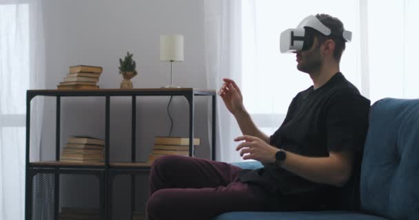 Tecnología de realidad virtual para el uso en el hogar, el hombre está usando la pantalla montada en la cabeza y controlando por las manos pantalla virtual — Vídeo de stock