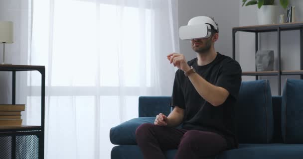 Άνθρωπος αγγίζει εικονική οθόνη και φορώντας hmd στα μάτια, vr τεχνολογία για τους ανθρώπους, το σπίτι χρήση των συσκευών υψηλής τεχνολογίας — Αρχείο Βίντεο