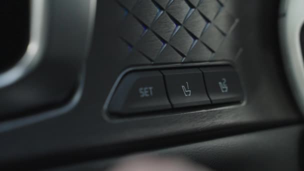 Botones de control para la configuración y memoria del asiento del conductor, apertura de cristal eléctrico, manija de la puerta en el interior del nuevo coche de lujo — Vídeos de Stock