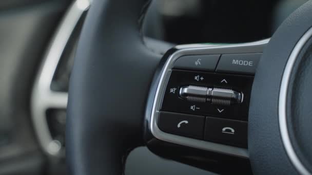 Répondez au téléphone dans la voiture en appuyant sur le bouton du volant. Parlez à travers le casque de voiture. — Video