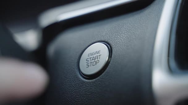 Motorstart-Stopp-Taste aus einem modernen Innenraum. Starten Sie den Automotor per Knopfdruck. Blinkender Start-Stopp-Knopf im Sportwagen aus nächster Nähe — Stockvideo