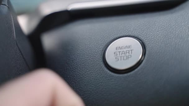 Przycisk zatrzymania silnika z nowoczesnego wnętrza samochodu. Uruchom silnik, naciskając przycisk. Migający przycisk Start Stop silnika w samochodzie sportowym zbliżenie — Wideo stockowe