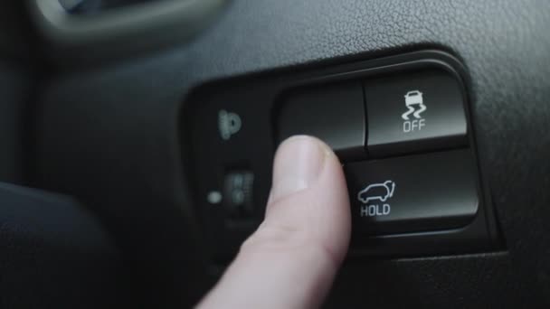El hombre presiona el botón para abrir el maletero del coche. apertura automática del maletero — Vídeo de stock