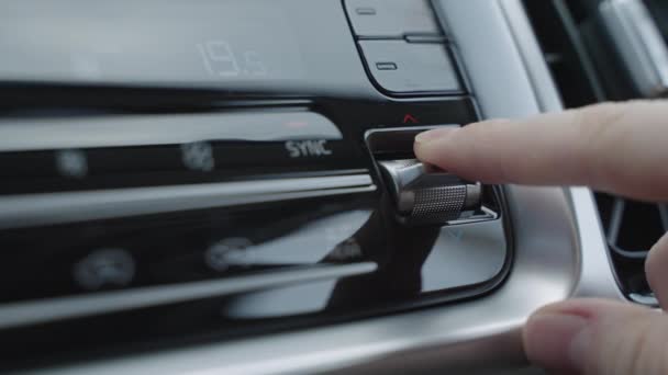 Hand stelt de bedieningsknoppen van de airconditioner in de auto in. De klimaatregelaars zijn van zilver. Het klimaatsysteem in automatische modus. De mens regelt de klimaatbeheersing in de auto — Stockvideo
