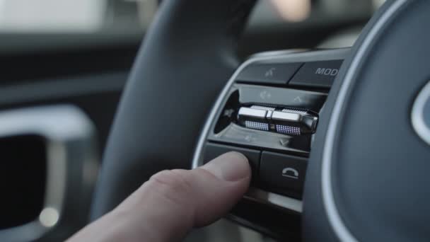 Відповідай на телефон у машині натисканням кнопки на кермо. Поговорити через гарнітуру автомобіля . — стокове відео