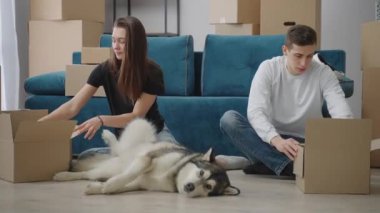 Düşük ihtimal. Genç bir çift yeni bir dairede eşyalarını yerleştiriyor. Bir kız ve bir erkek yerde oturuyor, kanepenin arkasına yaslanıyorlar..