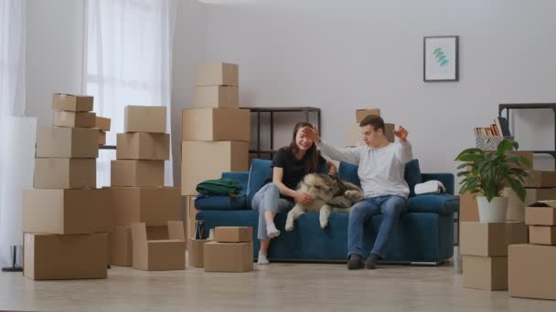The guy and the girl rented a spacious apartment. — Stock Video