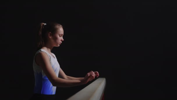 Σπορ θηλυκό παιδί πηδά σε δοκό ισορροπίας και αρχίζουν να αποδίδουν από καλλιτεχνική γυμναστική, junior ανταγωνισμού — Αρχείο Βίντεο