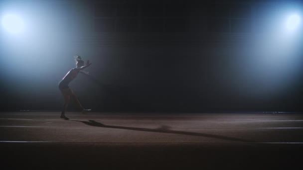 若い女性体操選手の見事なスローモーション撮影春の床の上に宙返りを実行 — ストック動画