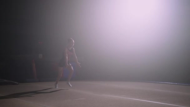 Bodenturnen der jungen Sportlerin nach Abschluss durch Kunstturnen, Teenie-Mädchen turnt Salto und Salto — Stockvideo