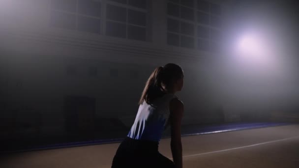 Jonge vrouwelijke atleet presteert op de voorjaarsvloer, training vloer oefening van kunstenaar gymnastiek, slow motion — Stockvideo