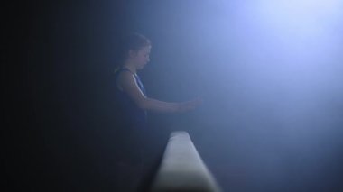 Denge ışınları, sanatsal jimnastik, çocuk bayan sporcular programlarını gerçekleştiriyor.