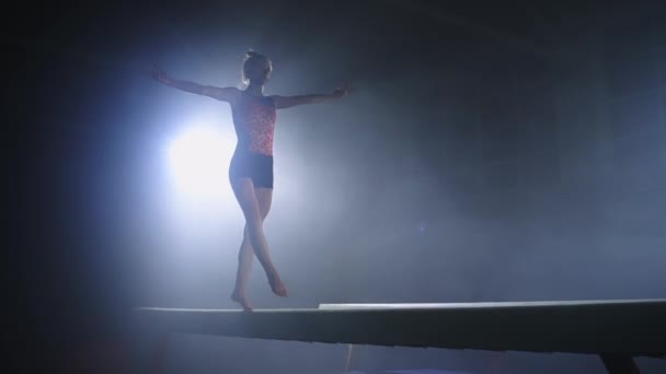 Gimnastyka artystyczna kobiet, młody sportowiec idzie po równoważni, zajęcia sportowe dla młodzieży — Wideo stockowe