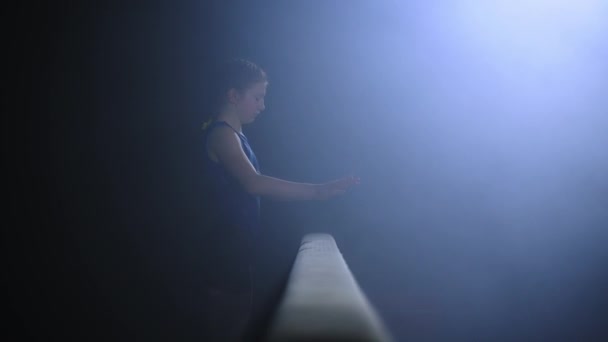 Competencia junior en la viga de equilibrio, gimnasia artística, niño deportista femenino está realizando su programa — Vídeos de Stock
