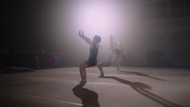 Підлогові вправи тренування команди дівчаток-підлітків гімнасток, дами роблять перегони, готуються до змагань — стокове відео