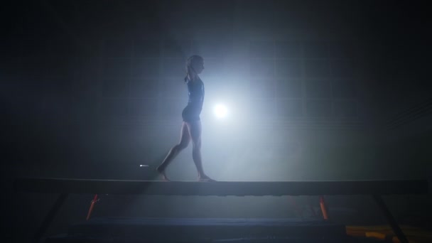 Tonåring flicka idrottsutövare utför på balans balk och hålla balansen, konstnärlig gymnastik tävling, idrottsskola för barn — Stockvideo