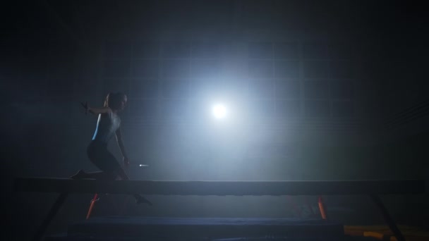 Νεαρό ταλαντούχο σπορ κορίτσι περπατά σε δοκό ισορροπίας, ανταγωνίζονται στην καλλιτεχνική γυμναστική, σιλουέτα του σπορ θηλυκό έφηβος — Αρχείο Βίντεο