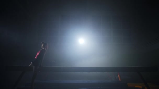 Junior γυμνάστρια γυναίκα περπατά σε δοκό ισορροπίας και διατηρώντας την ισορροπία, καλλιτεχνική γυμναστική εκπαίδευση, αργή κίνηση shot — Αρχείο Βίντεο