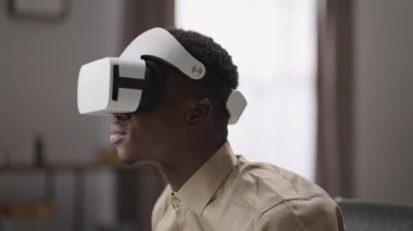 Genç siyah adam sanal gerçekliğin tadını çıkarıyor, kafaya monte edilmiş 3D video, eğlence ve eğitim için vr gözlükleri