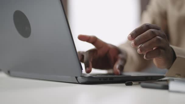 Pemuda afro-american menggunakan laptop dengan internet untuk bekerja atau mendidik, mengirim pesan dan mengetik, melihat dari tangan ke muka — Stok Video